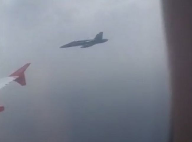 Video: Dovolenkárov vo vzduchu vydesila stíhačka, lietadlo museli eskortovať