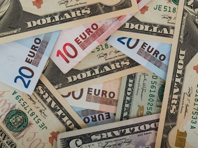 Euro oslabilo oproti doláru na takmer 20-ročné minimum