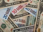 Euro oslabilo oproti doláru na takmer 20-ročné minimum