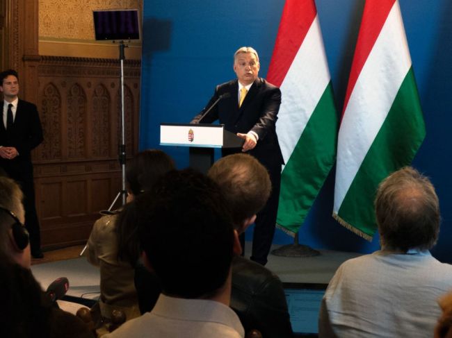 Fidesz kritizuje Brusel za spájanie globálnej dane s fondom obnovy