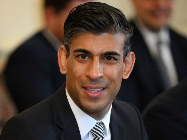 Britský exminister financií Sunak bude kandidovať na post lídra konzervatívcov