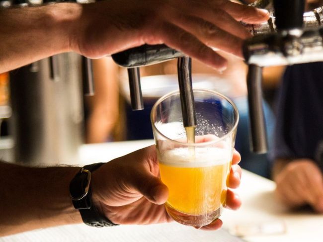 Tradičné české dedinské "hospody" bojujú o prežitie pre stúpajúce ceny