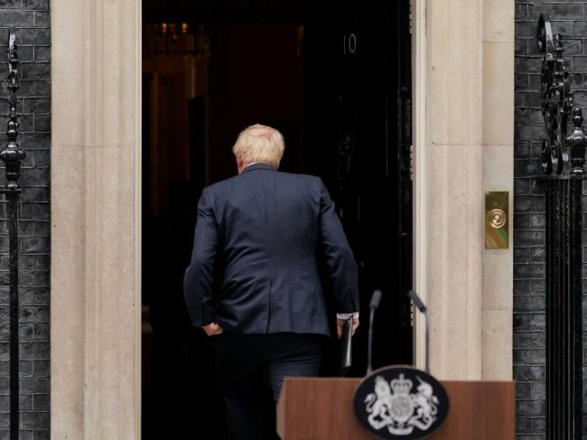 Záujem nahradiť Borisa Johnsona prejavilo už deväť politikov