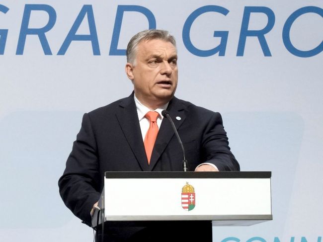 Orbán vládnym poslancom sľúbil, že vláda ochráni Maďarsko aj v čase krízy