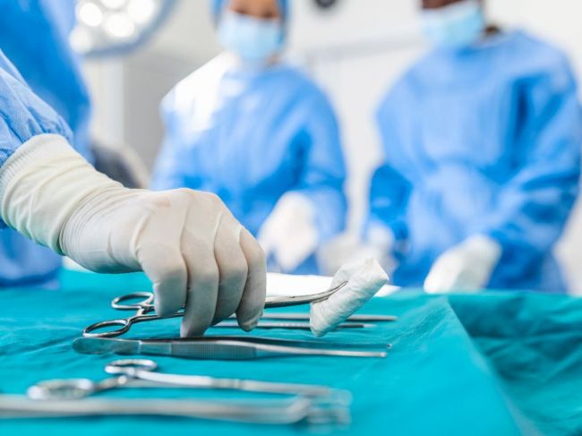 Lekári pri operácii zabudli v bruchu muža rúško, zachránila ho až chemoterapia