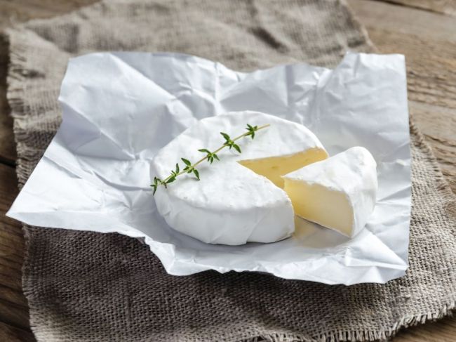 Ako udržať syr dlhšie čerstvý? Tento trik s fóliou vám ušetrí kopu peňazí aj starostí