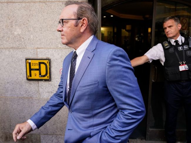 Spacey na súde odmietol vinu v prípadoch sexuálneho napadnutia