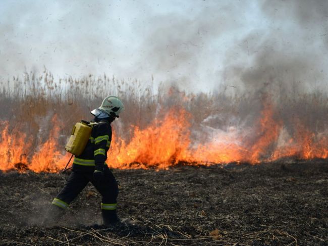 Jednorazový príspevok a vyššie platy dostanú aj policajti či hasiči