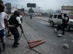 Haiti obnovilo dodávky paliva, protesty však naďalej pokračujú