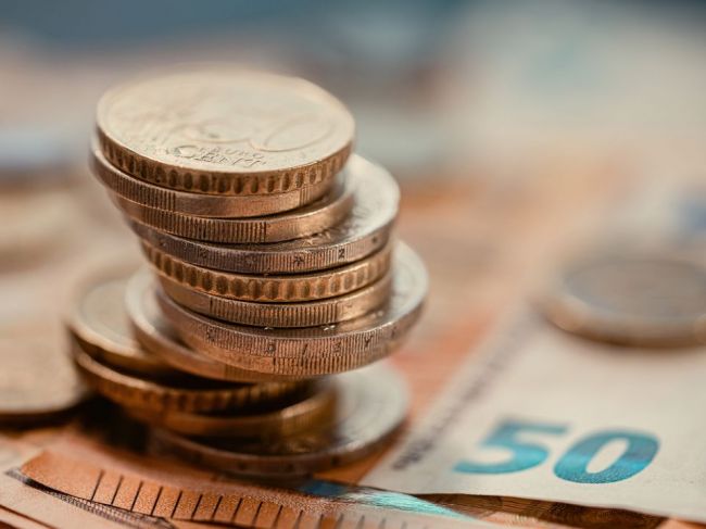Odborníci upozorňujú na rast úrokov a oslabovanie eura