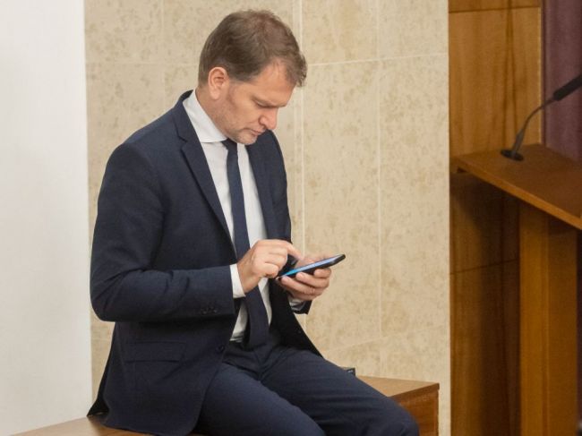 Matovič hovorí o ponuke odmeny 500 eur pre zdravotníkov, Richard Raši to kritizuje