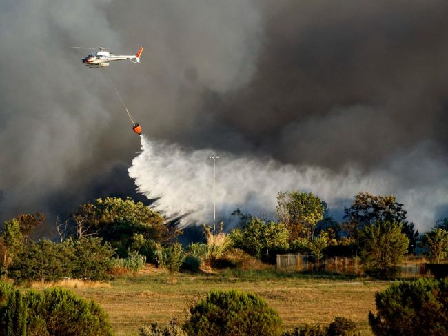 Taliansko zasiahli lesné požiare, plamene zachvátili aj známe letovisko Bibione