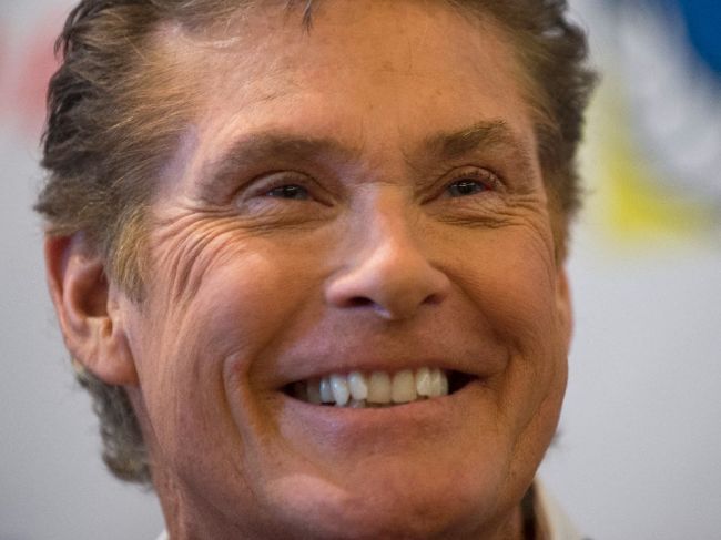 Šarmantný záchranár z Pobrežnej hliadky, David Hasselhoff, má 70 rokov