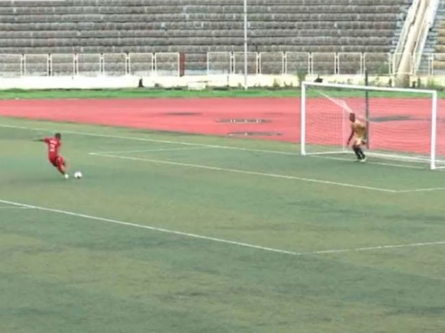 Video: Futbalisti počas kopania penalty urobili niečo nepochopiteľné