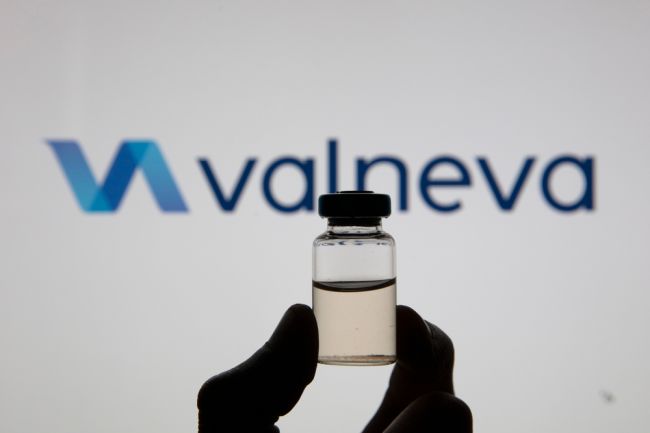 Firma Valneva pozastavuje výrobu proticovidovej vakcíny, EÚ objedná menej dávok