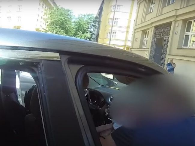 Video: V rozpálenom vozidle našli batoľa, zakročiť musela polícia