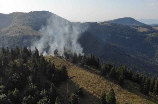 Požiar lesa v Národnom parku Veľká Fatra hasia za pomoci vrtuľníka