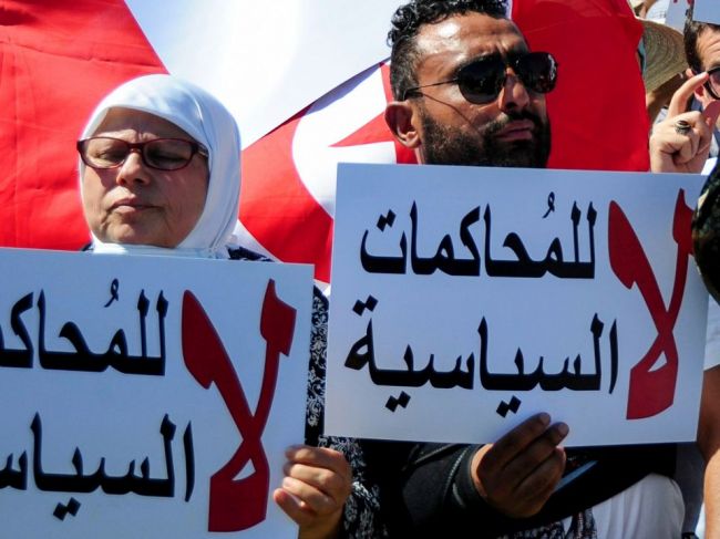 Tunisko: Polícia zasahovala na proteste proti prezidentovi v centre Tunisu