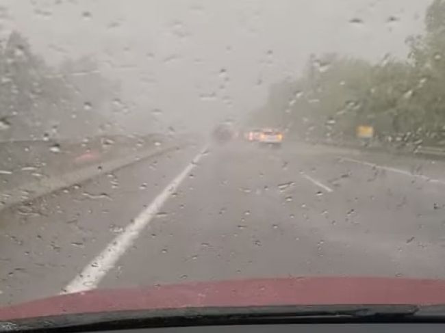 Video: Búrka v Leopoldove strhla strechu, na autá spadol strom