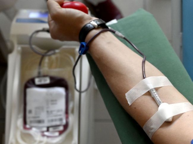 Počet darcov krvi v lete klesá, NTS vyzýva na darovanie pred dovolenkou