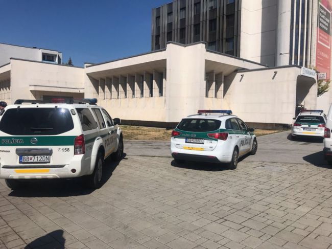 Žena s nožom ohrozovala personál banky, zadržali ju
