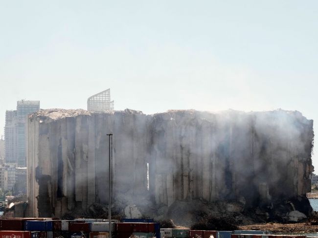 Hrozí, že v bejrútskom prístave sa zrútia silá s obilím