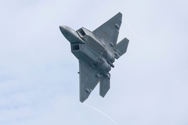 USA vyslali do Poľska šesť najmodernejších stíhačiek F-22