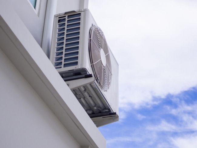 V bytových domoch sa nesmú svojvoľne montovať klimatizácie, varuje ZLSBD