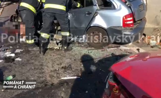Hromadná dopravná nehoda: Na mieste zasahujú všetky záchranné zložky