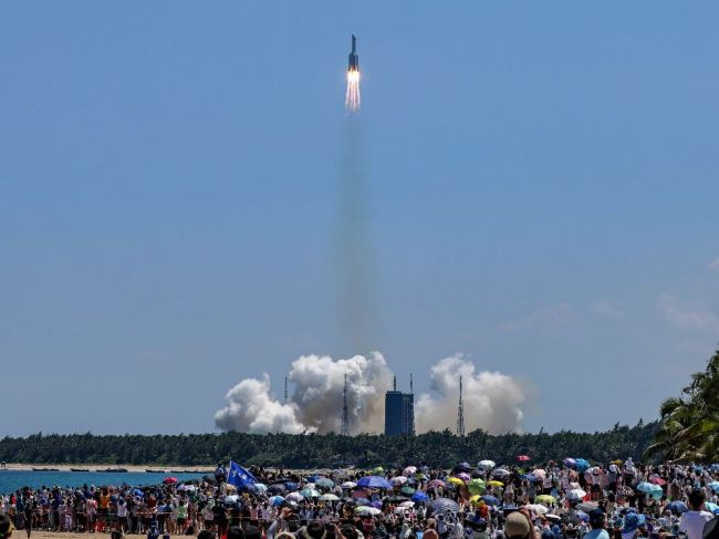 Úlomky čínskej rakety Dlhý pochod sa našli blízko obcí v Malajzii a Indonézii