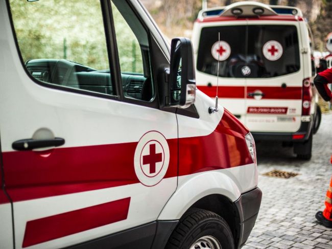 Na auto na ceste spadlo lietadlo, pilot zomrel