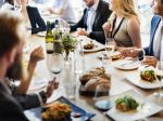 Necelá polovica Slovákov využíva stále gastrokartu a stravné lístky