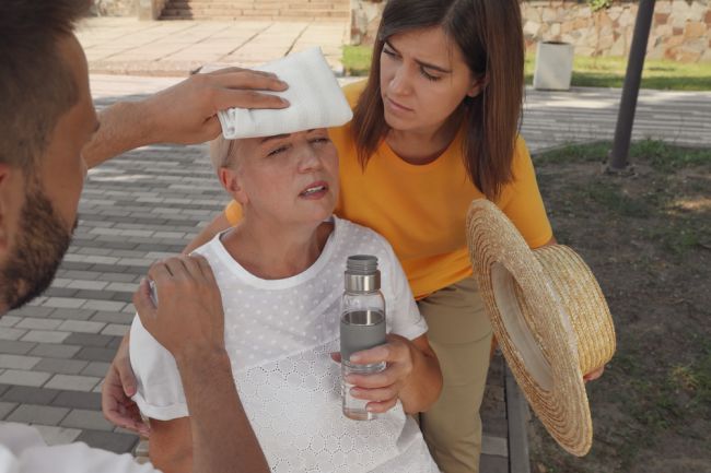 Záchranári pre horúčavy apelujú na ľudí, aby sa vyhýbali slnku a nezabúdali piť