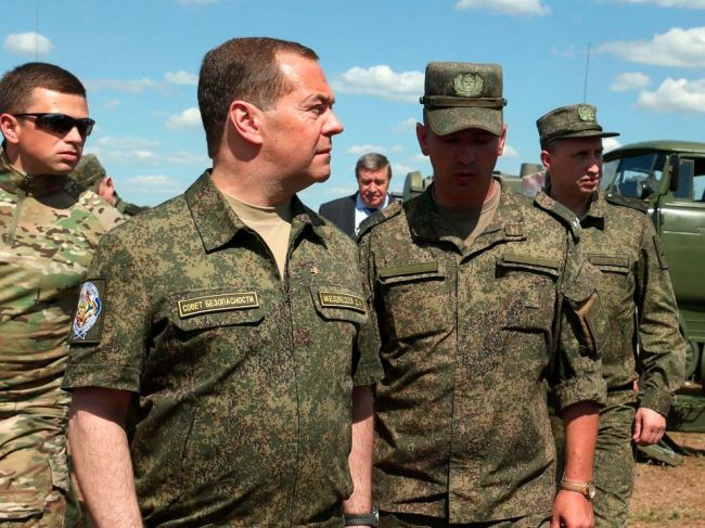 Medvedev: Západ sa dlhodobo snaží zničiť Rusko