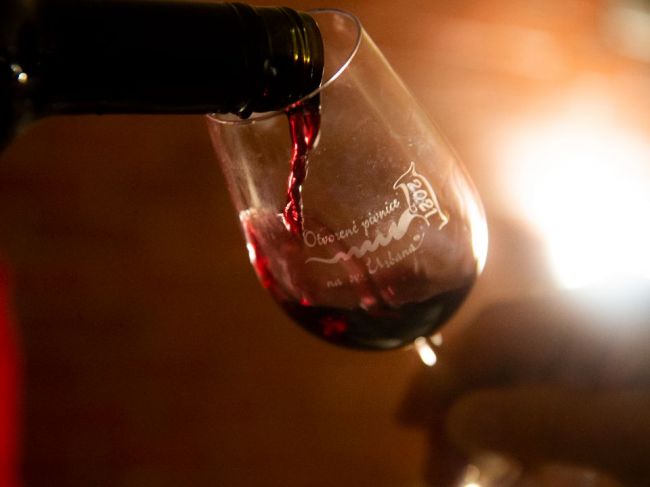 Francúzsko očakáva vyššiu produkciu vína tento rok, rast môže prekonať 20 %