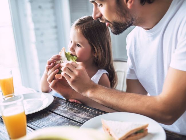 5 vecí, ktoré by ste deťom pri jedle nikdy nemali hovoriť