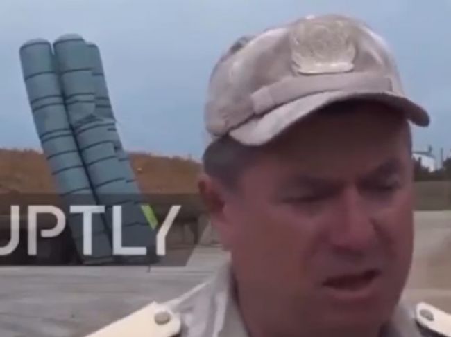 Video: Rusi priviezli na Krym systém S-400. Toto sa stalo, keď doňho zafúkal vietor