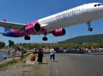 Video: Turisti zažili hrozivé pristávanie lietadla