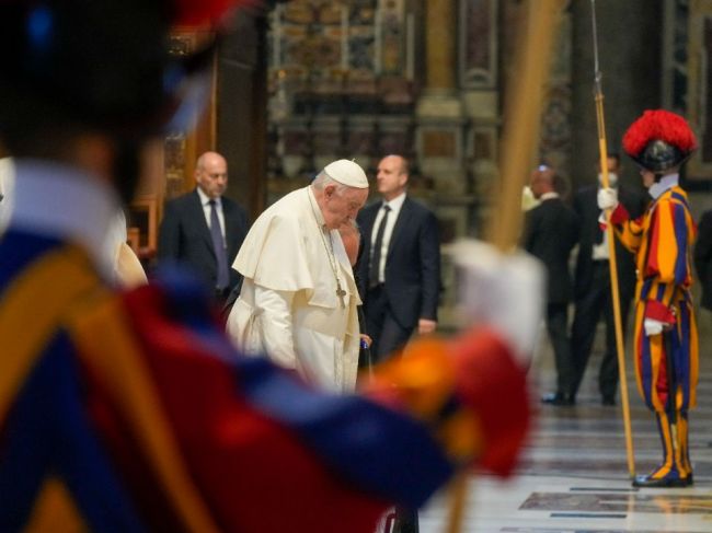 Zelenskyj telefonoval s pápežom, hovoril mu o vojnových zločinoch Ruska