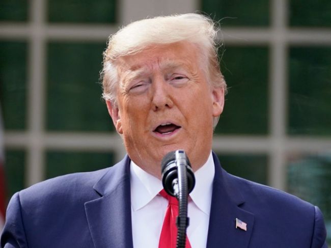 Trump tvrdí, že počas razie v Mar-a-Lago ukradli jeho tri cestovné pasy