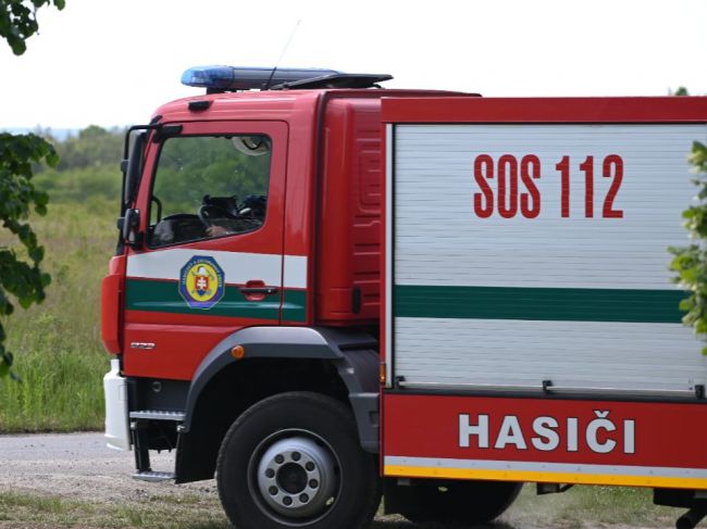 V Dubnici spadol na auto strom a vietor strhol strechu v súkromnej firme