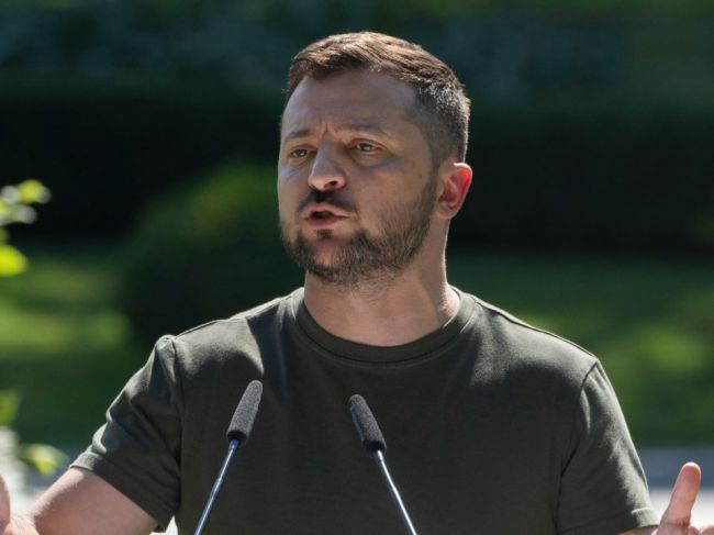 Zelenskyj varoval Ukrajincov: Vyhýbajte sa ruským vojenským základniam