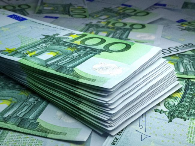 Kurz eura klesol na 20-ročné minimum