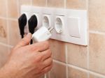 Pred dovolenkou sa odporúča väčšinu elektrospotrebičov odpojiť zo siete