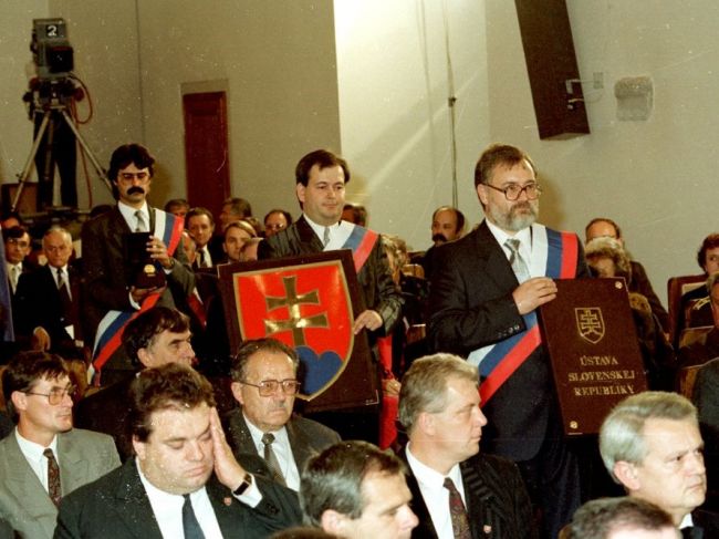 Právnici: Ústava sa tvorila zrýchlene, prijali ju v búrlivej atmosfére