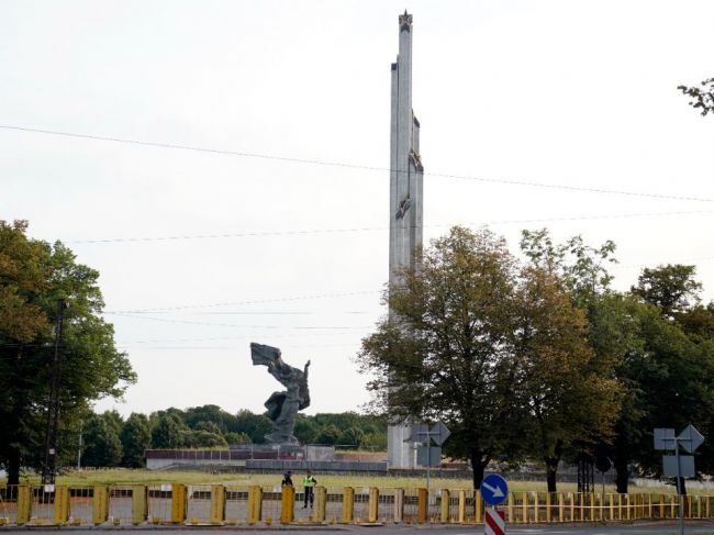 V Rige začali búrať pamätník pripomínajúci víťazstvo Sovietskeho zväzu