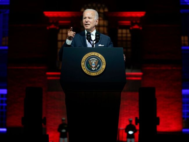 Biden: Trump a jeho stúpenci sú hrozbou pre demokraciu