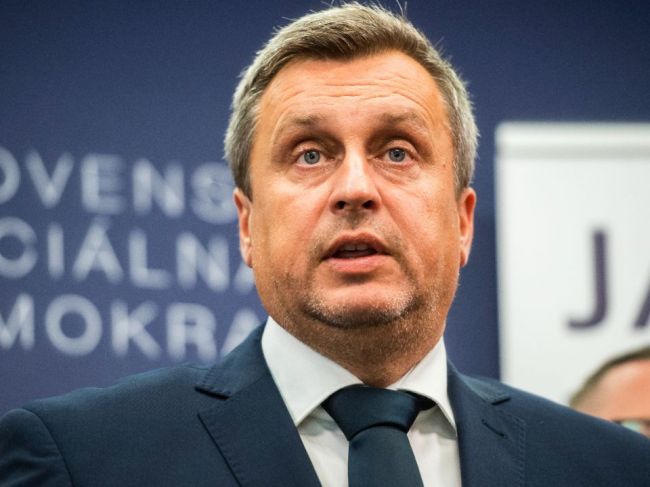SNS vyzýva premiéra na demisiu, nie je podľa nej schopný žiadnych rozhodnutí
