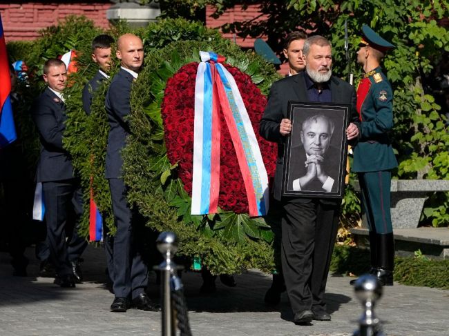 Gorbačova pochovali na moskovskom cintoríne vedľa manželky Raisy