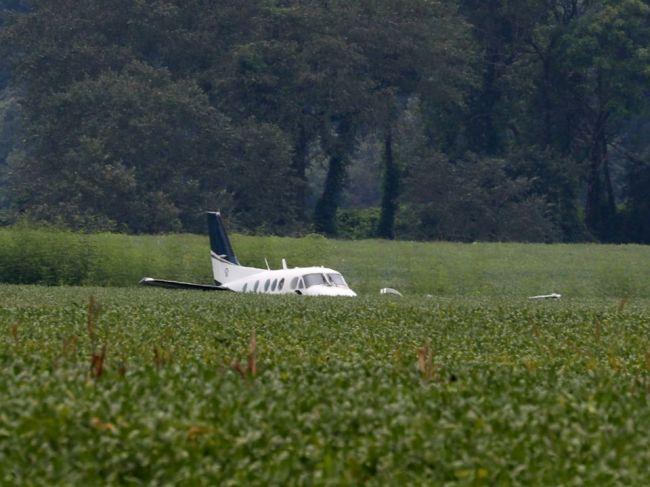 Pilot malého lietadla sa vyhrážal nárazom do obchodného domu